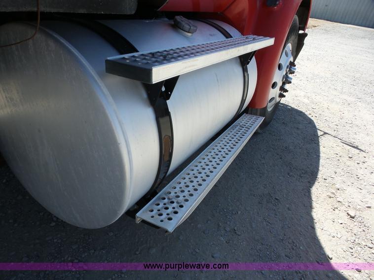 image for item AG9216 2005 International 9200i semi truck