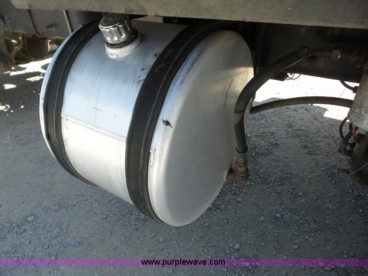 image for item AG9216 2005 International 9200i semi truck