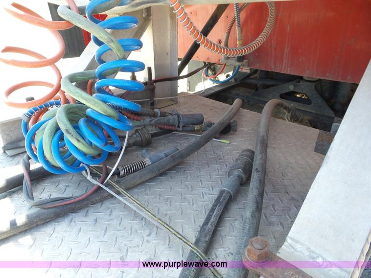 image for item AG9216 2005 International 9200i semi truck