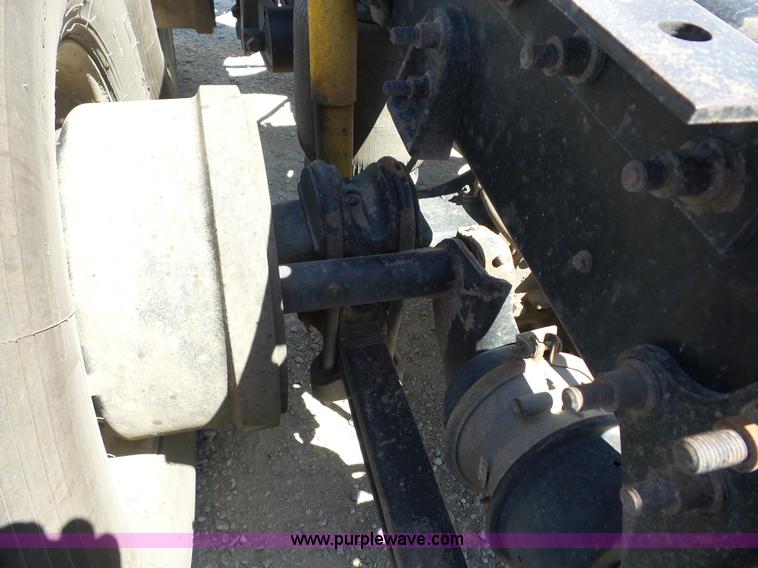 image for item AG9216 2005 International 9200i semi truck