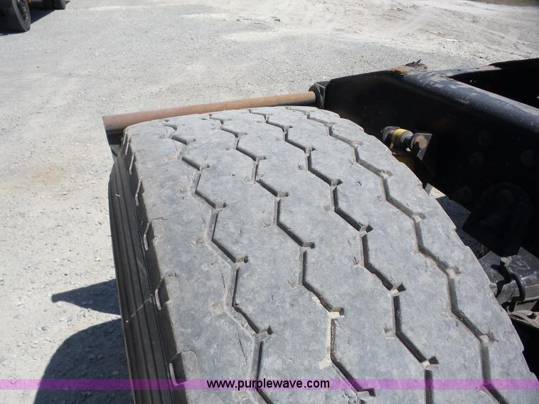 image for item AG9216 2005 International 9200i semi truck