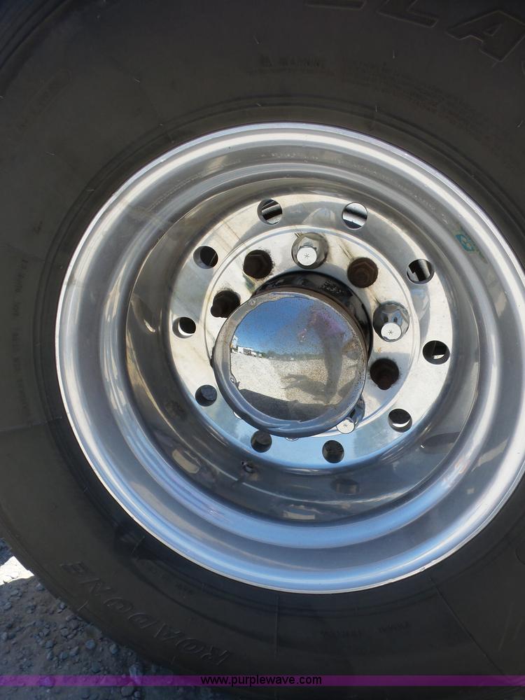 image for item AG9216 2005 International 9200i semi truck