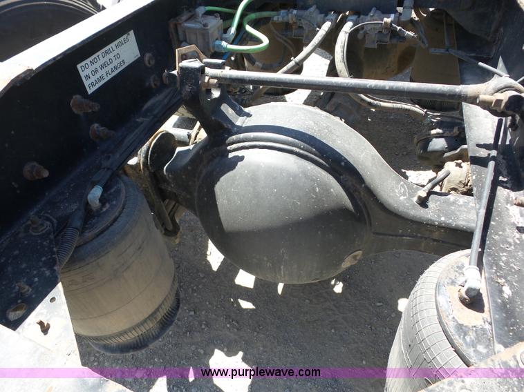 image for item AG9216 2005 International 9200i semi truck