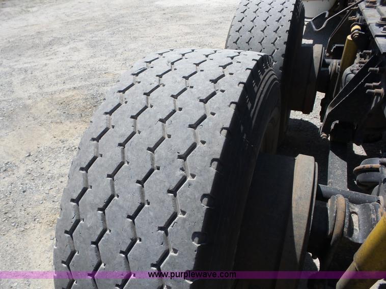 image for item AG9216 2005 International 9200i semi truck