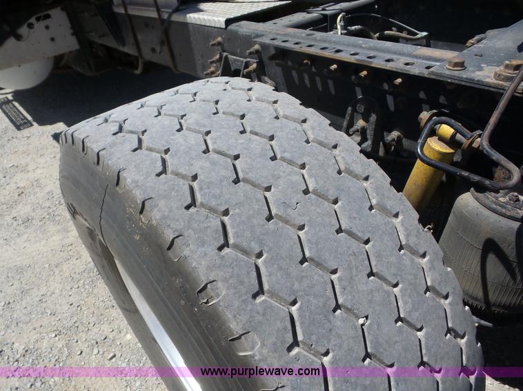 image for item AG9216 2005 International 9200i semi truck