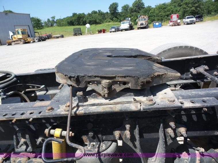 image for item AG9216 2005 International 9200i semi truck