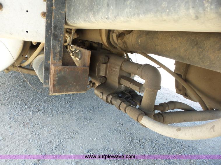 image for item AG9216 2005 International 9200i semi truck