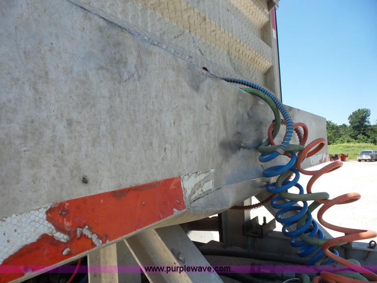 image for item AG9216 2005 International 9200i semi truck