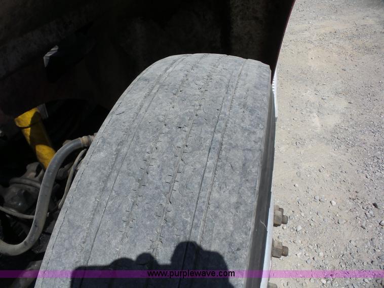 image for item AG9216 2005 International 9200i semi truck