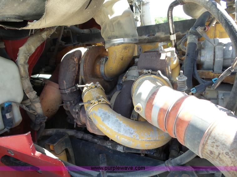 image for item AG9216 2005 International 9200i semi truck