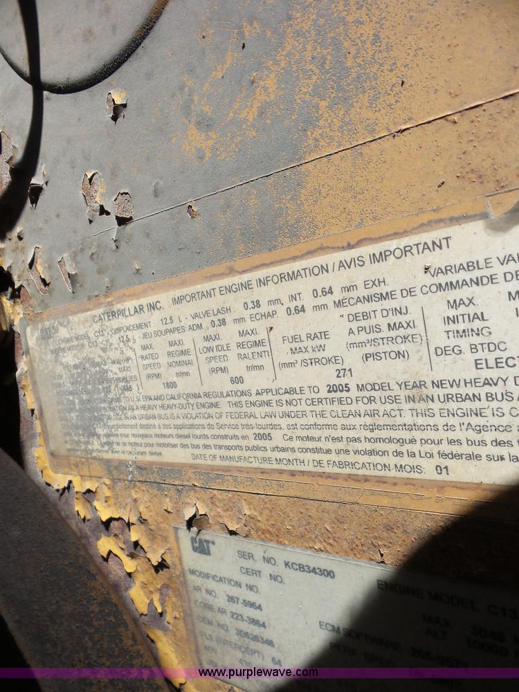 image for item AG9216 2005 International 9200i semi truck