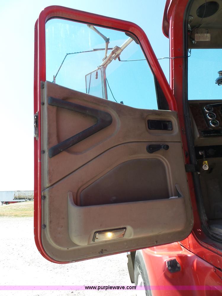 image for item AG9216 2005 International 9200i semi truck