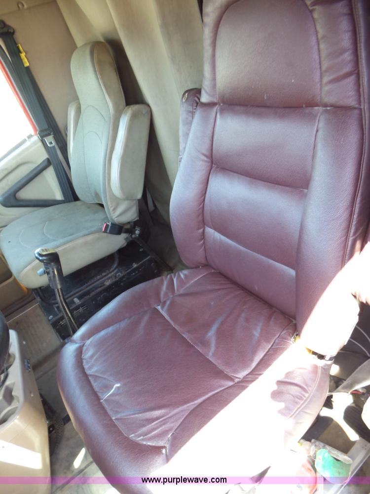 image for item AG9216 2005 International 9200i semi truck