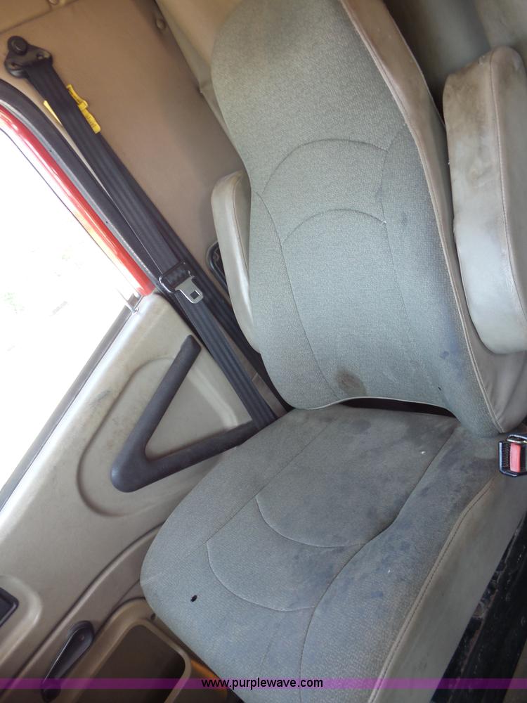 image for item AG9216 2005 International 9200i semi truck