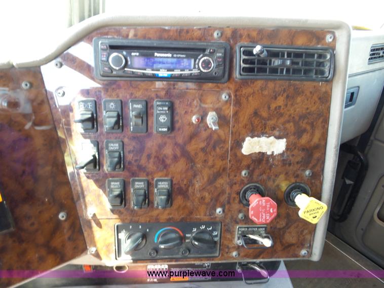 image for item AG9216 2005 International 9200i semi truck