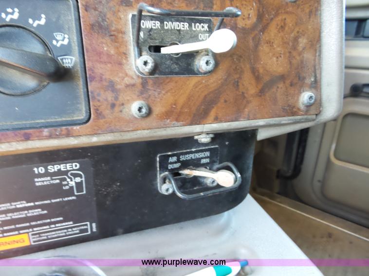 image for item AG9216 2005 International 9200i semi truck