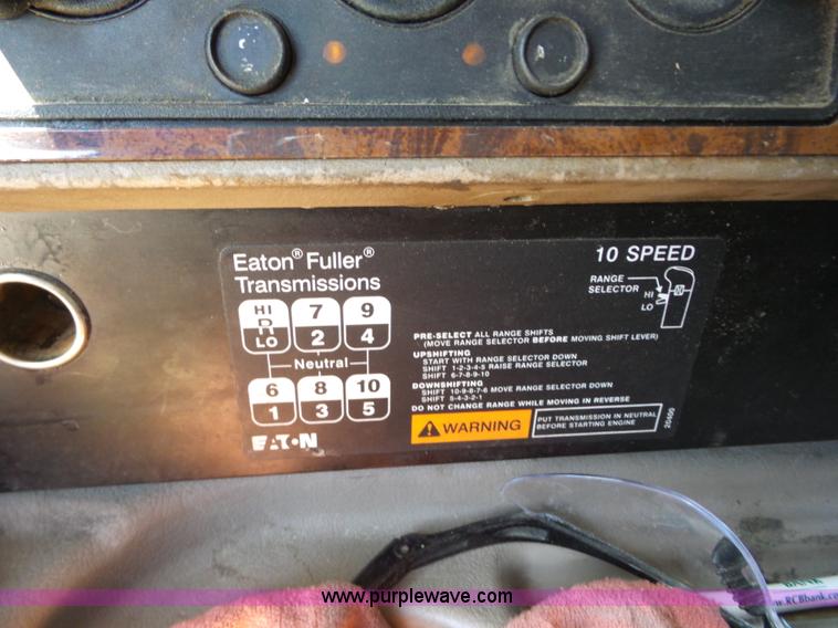 image for item AG9216 2005 International 9200i semi truck