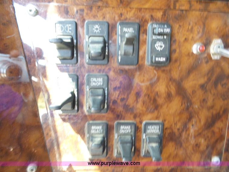 image for item AG9216 2005 International 9200i semi truck