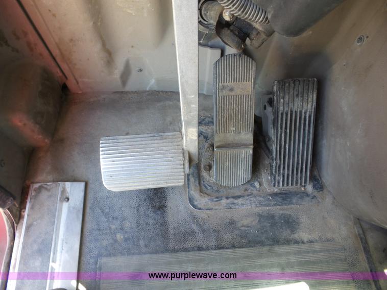 image for item AG9216 2005 International 9200i semi truck