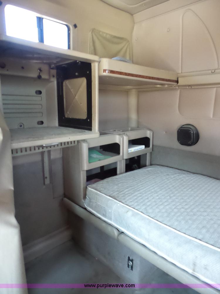 image for item AG9216 2005 International 9200i semi truck