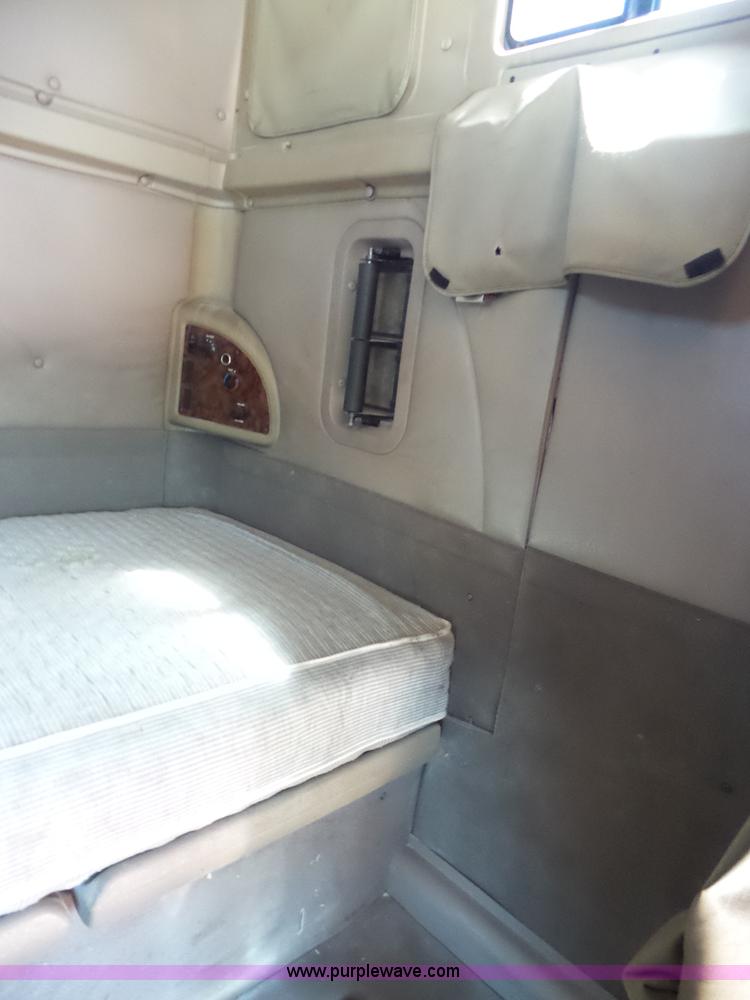 image for item AG9216 2005 International 9200i semi truck