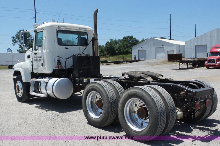 image for item AG9217 2010 Mack CHU613 semi truck