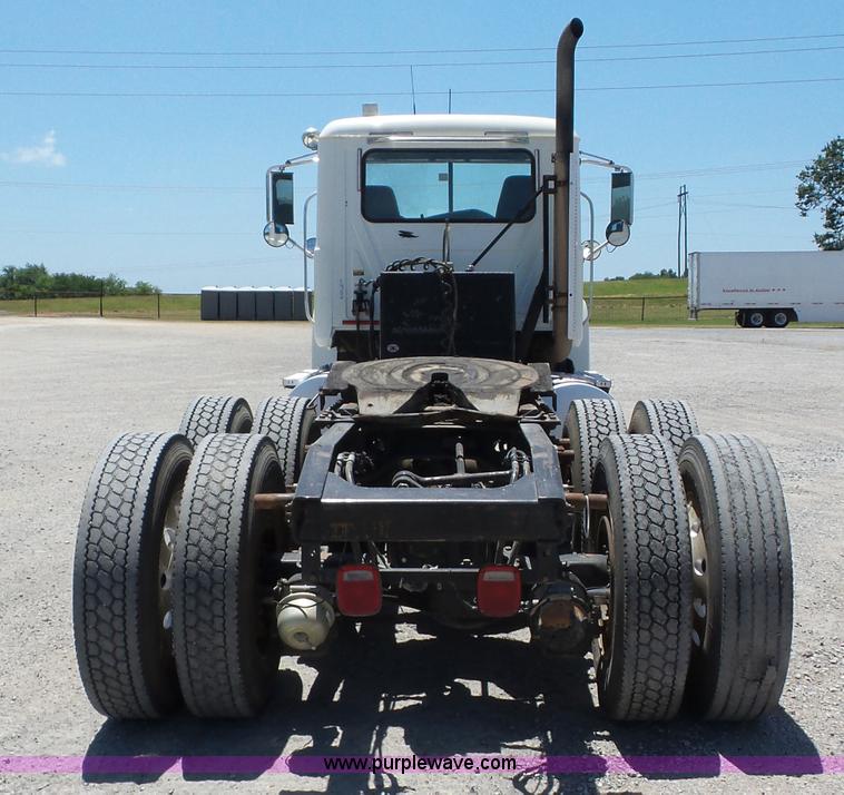 image for item AG9217 2010 Mack CHU613 semi truck