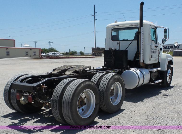 image for item AG9217 2010 Mack CHU613 semi truck