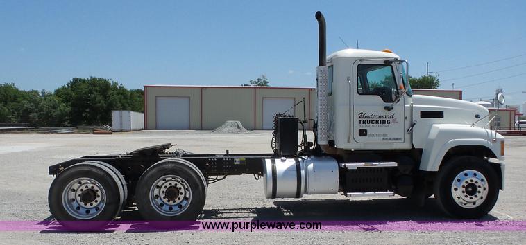 image for item AG9217 2010 Mack CHU613 semi truck