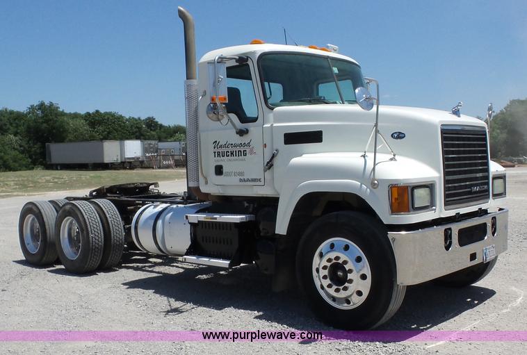 image for item AG9217 2010 Mack CHU613 semi truck