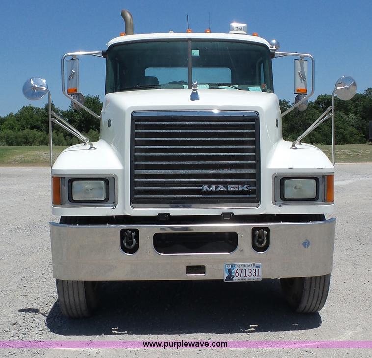 image for item AG9217 2010 Mack CHU613 semi truck