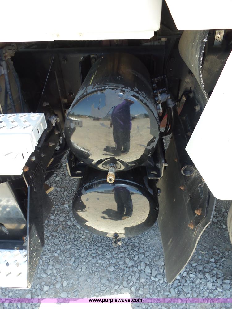 image for item AG9217 2010 Mack CHU613 semi truck