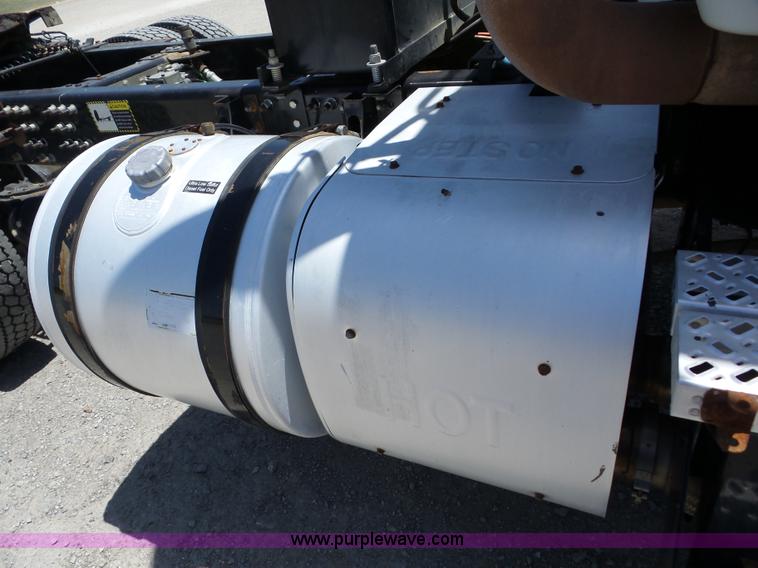 image for item AG9217 2010 Mack CHU613 semi truck