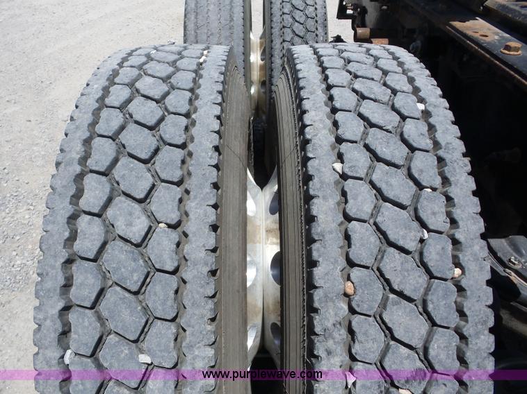 image for item AG9217 2010 Mack CHU613 semi truck