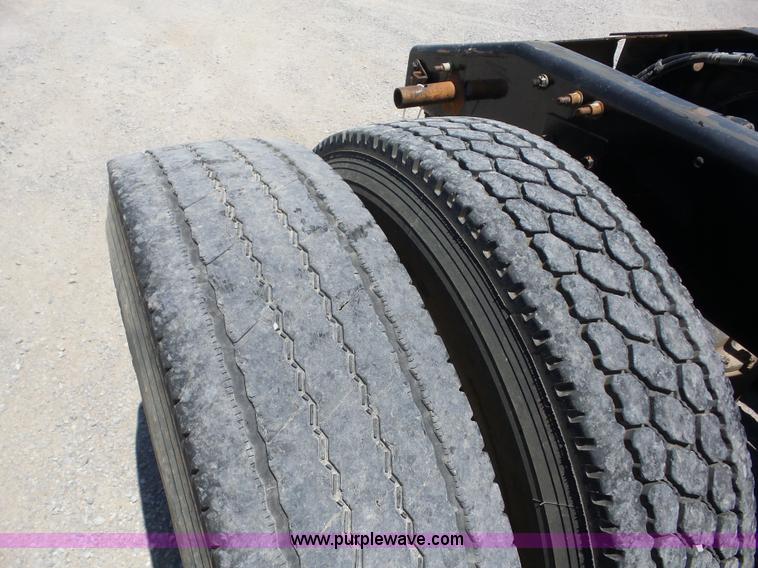 image for item AG9217 2010 Mack CHU613 semi truck