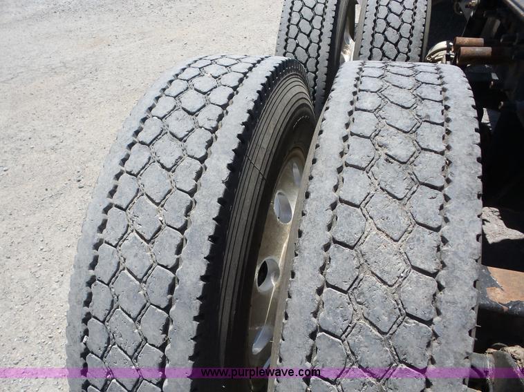 image for item AG9217 2010 Mack CHU613 semi truck