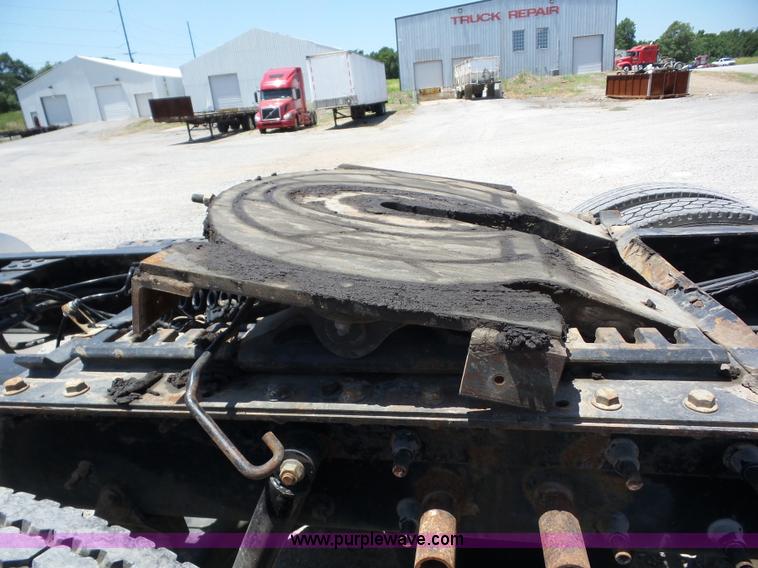 image for item AG9217 2010 Mack CHU613 semi truck