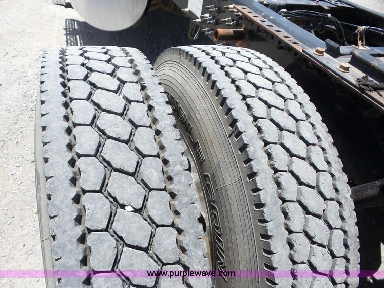 image for item AG9217 2010 Mack CHU613 semi truck