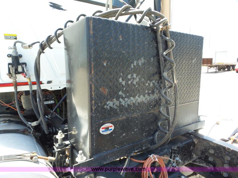 image for item AG9217 2010 Mack CHU613 semi truck