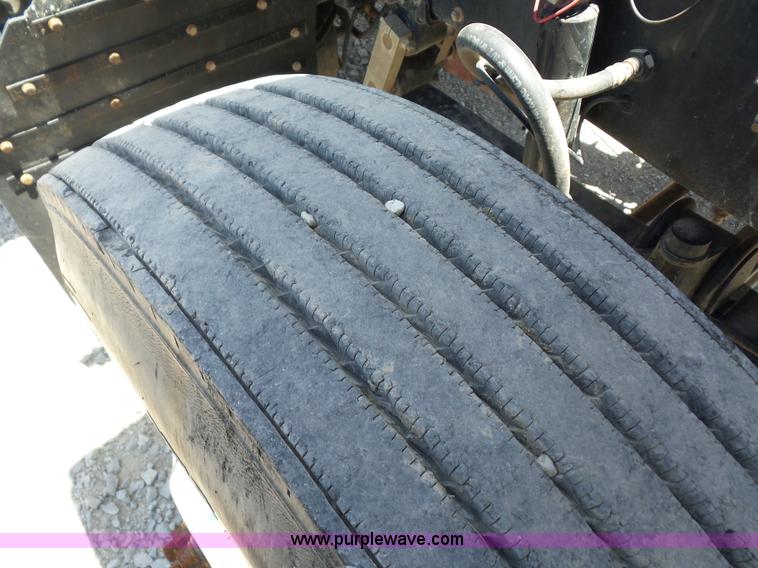 image for item AG9217 2010 Mack CHU613 semi truck