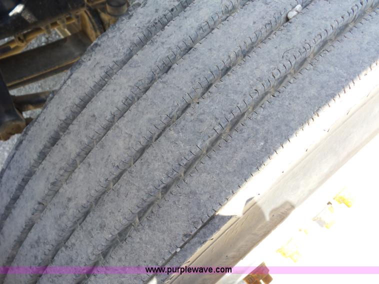 image for item AG9217 2010 Mack CHU613 semi truck