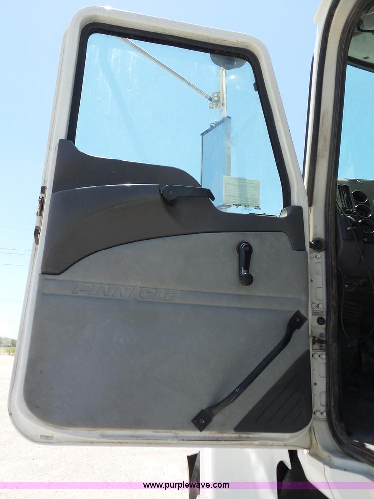 image for item AG9217 2010 Mack CHU613 semi truck