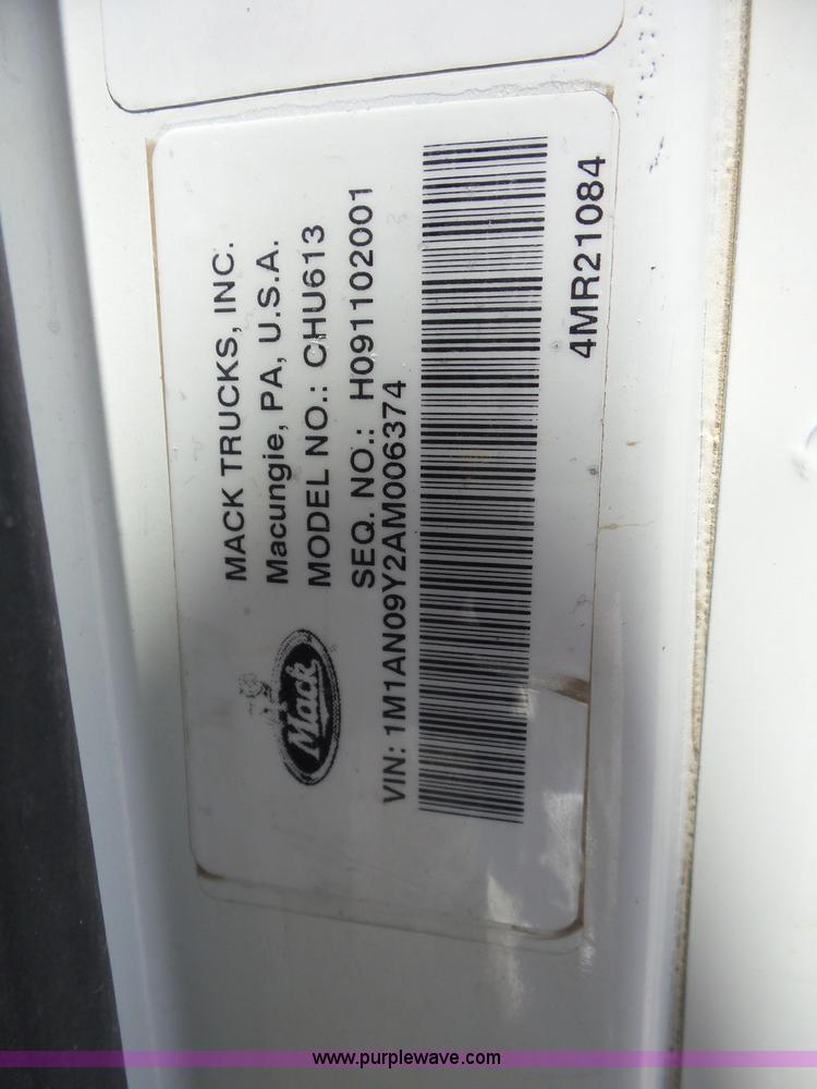 image for item AG9217 2010 Mack CHU613 semi truck