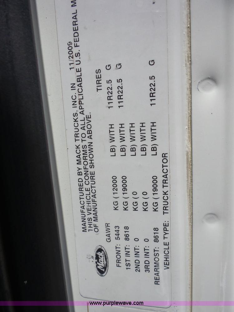 image for item AG9217 2010 Mack CHU613 semi truck