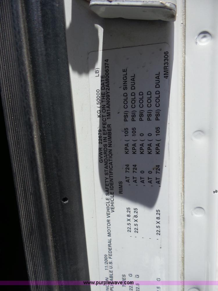 image for item AG9217 2010 Mack CHU613 semi truck