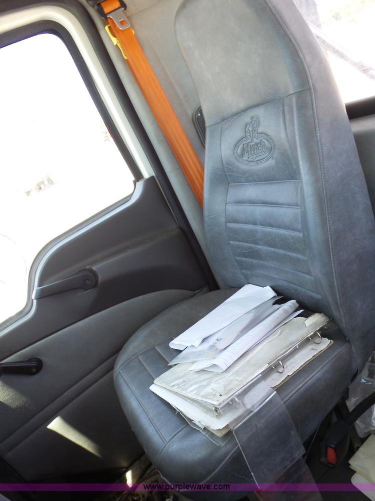 image for item AG9217 2010 Mack CHU613 semi truck