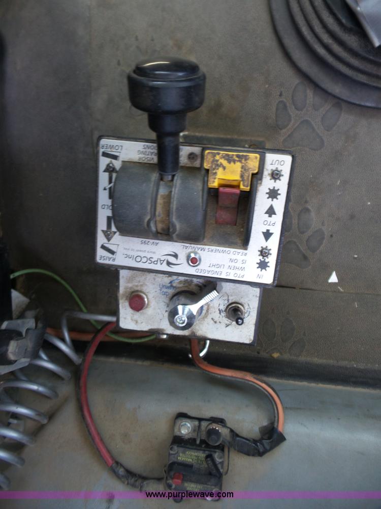 image for item AG9217 2010 Mack CHU613 semi truck