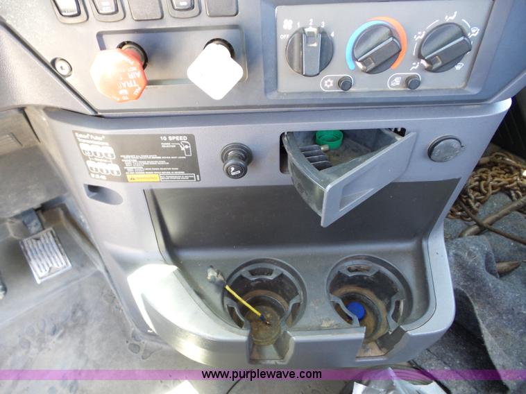 image for item AG9217 2010 Mack CHU613 semi truck