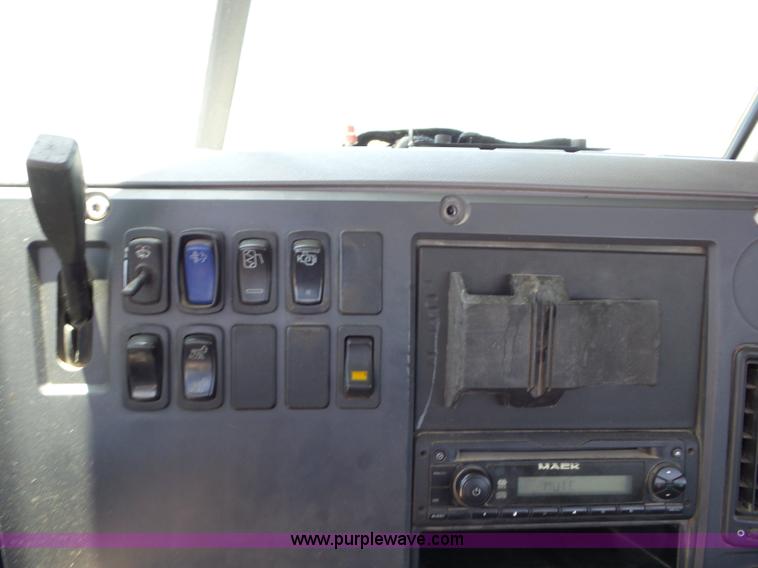 image for item AG9217 2010 Mack CHU613 semi truck