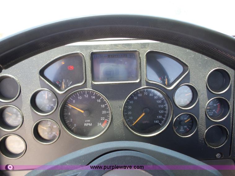 image for item AG9217 2010 Mack CHU613 semi truck